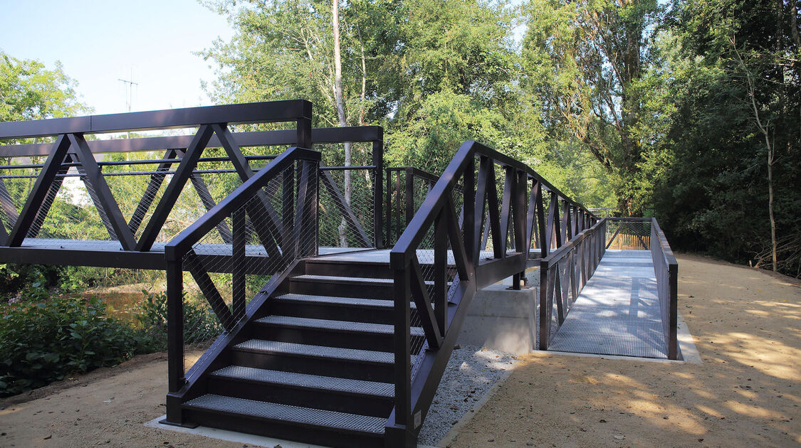 Pose de la nouvelle passerelle du Steir. 
