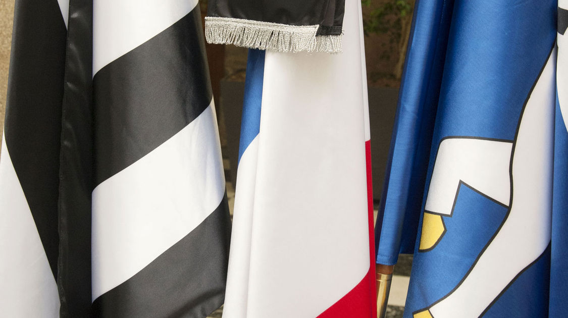 Attentats de Paris - Minute silence place Saint-Corentin et dans le hall de l