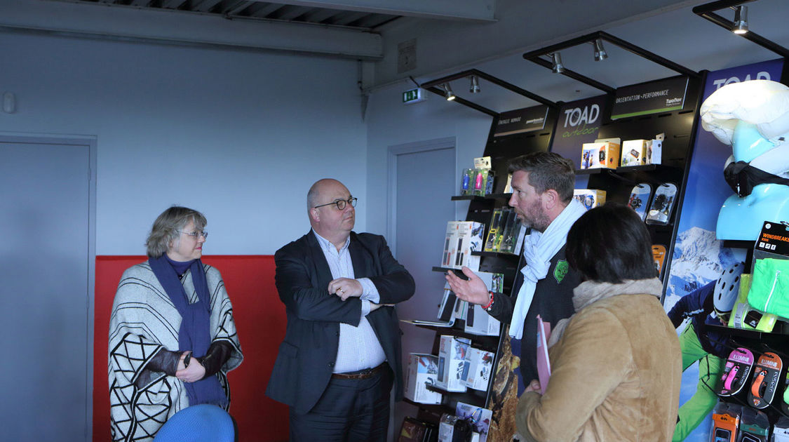 Visite des élus au Corniguel : halte à l’entreprise TOAD (Technologie Orientation Action Découverte), avenue Pierre Mendès-France, qui distribue des produits novateurs destinés aux marchés de l’aventure, du sport et des loisirs extérieurs.