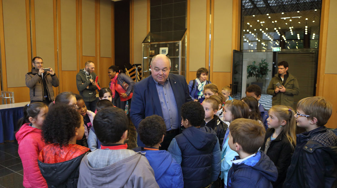 Ludovic Jolivet a reçu les élèves de CP-CE1 de l'école Emile Zola à l'Hôtel de Ville pour une visite des lieux.