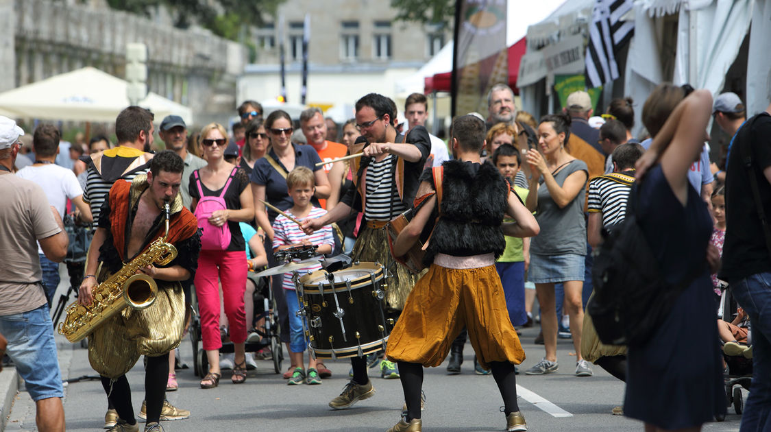 Percussions, cuivres et accordéons mettent le feu aux quais (18)