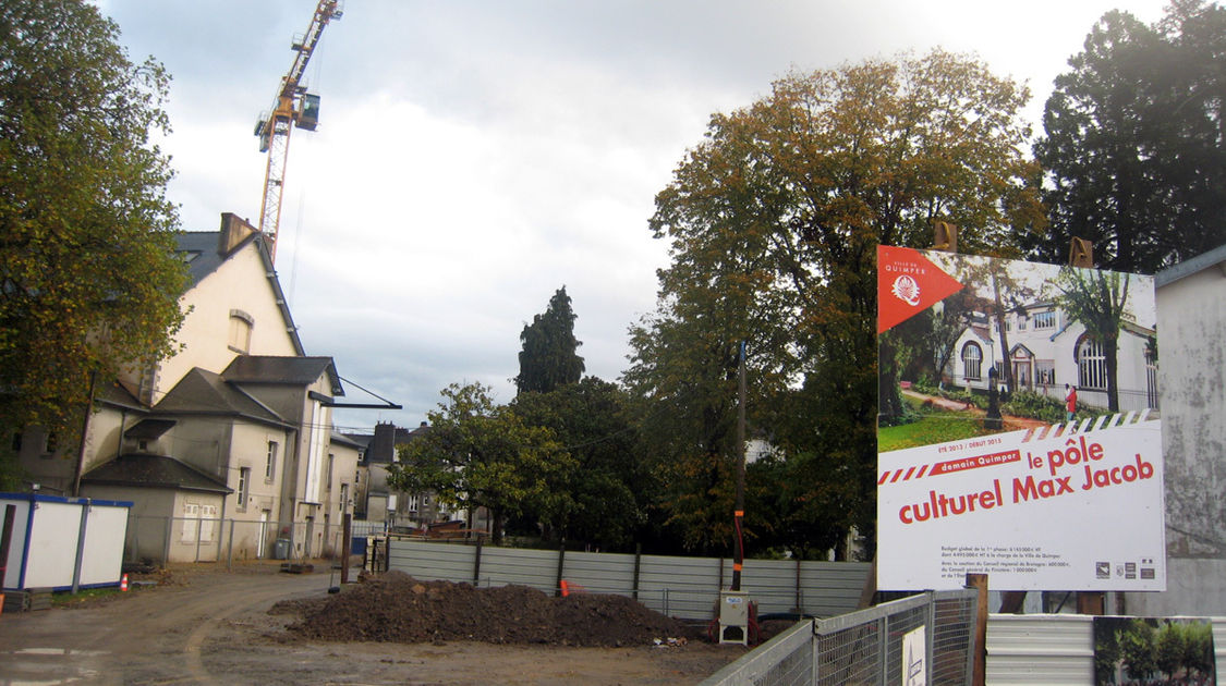 Chantier du pôle Max Jacob : L’entrée du chantier se fait par l’allée Couchouren et longe le vieux théâtre qui sera maintenu en activité aussi longtemps que possible. Le 8 novembre 2013