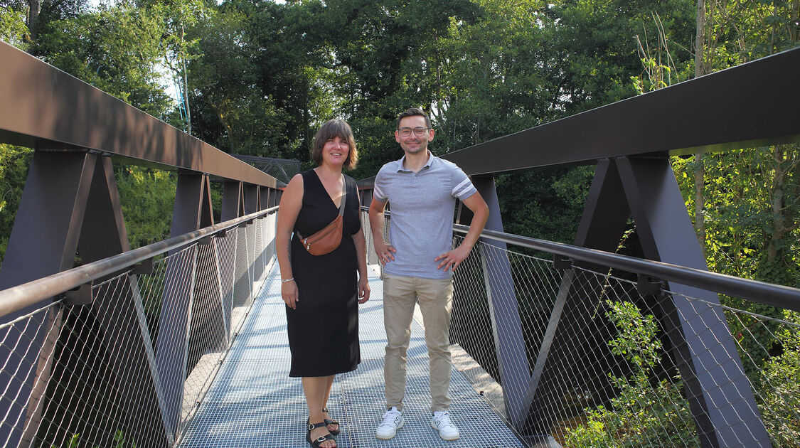Pose de la nouvelle passerelle du Steir. 