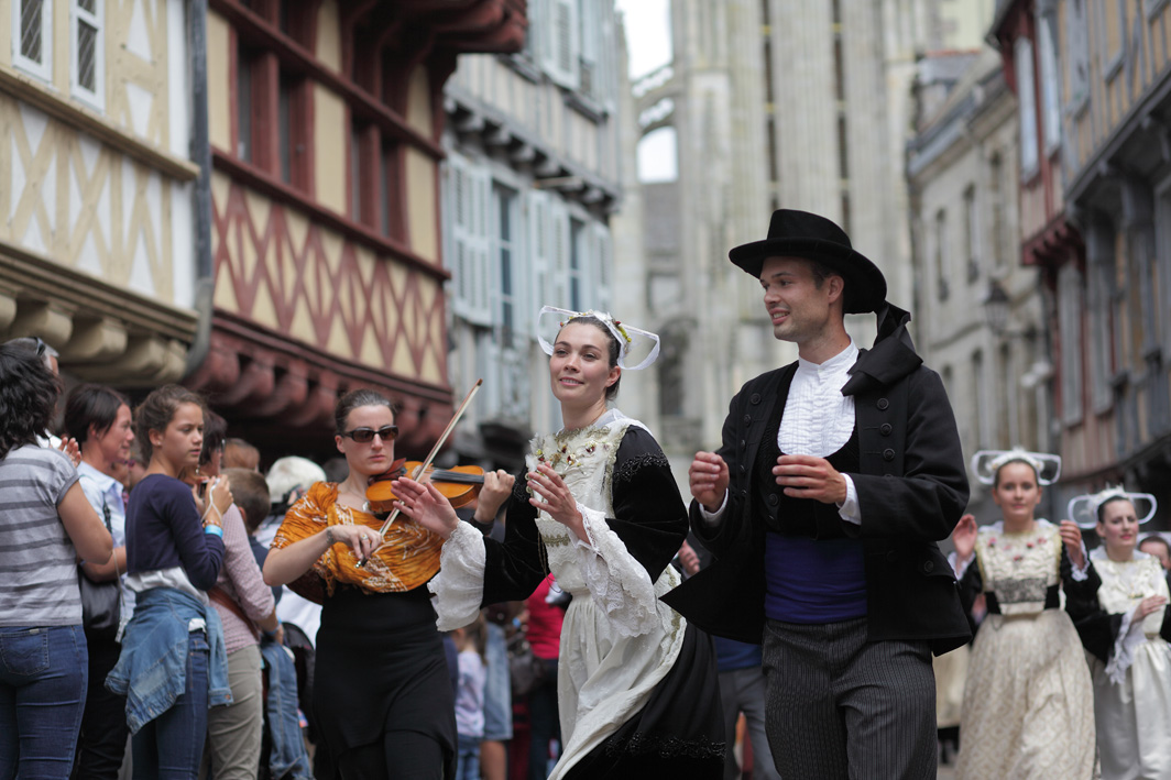 Edition 2015 du festival de Cornouaille : rencontrez la Bretagne !