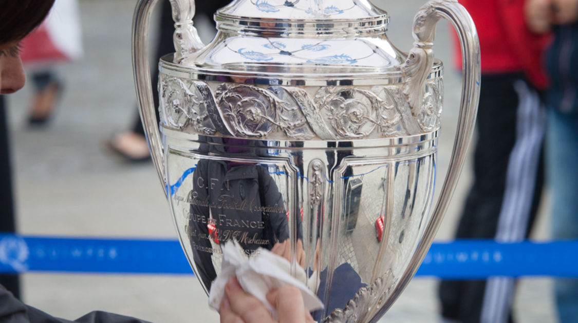 La coupe de France exposée place Saint-Corentin (11)