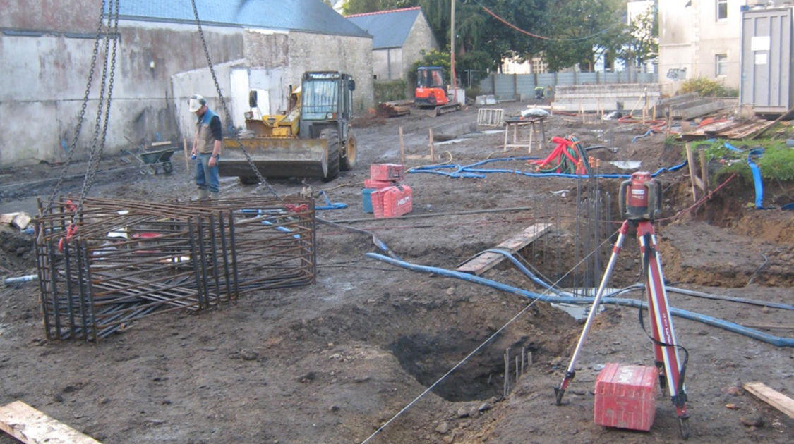 Chantier du pôle Max Jacob : grâce au « cordeau », on voit apparaître la limite nord du futur bâtiment du Novomax. Le 14 novembre 2013