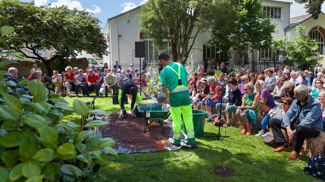 Le comédien Michaël Lonsdale et le pianiste Patrick Scheyder ont donné une représentation du spectacle des Jardins et des hommes dans le jardin du théâtre Max Jacob le 25 juin (7)