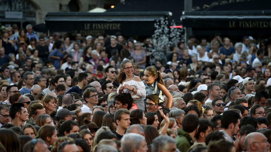 Les Copains dAbord - Le public place Saint-Corentin est aux anges 02