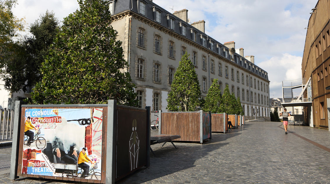 Le projet « Bacs in the city » : onze bacs de verdure peints par les élèves du dispositif Relais du lycée et exposés esplanade François Mitterrand. Une initiative qui valorise le travail et l’implication de ces jeunes.