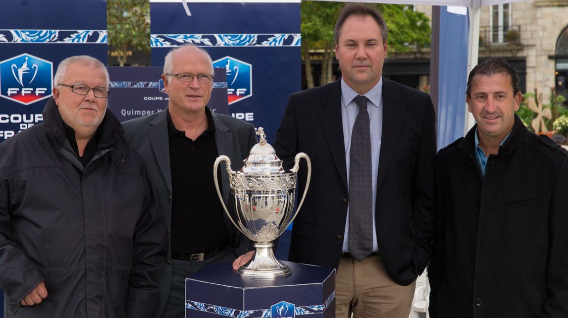 La coupe de France exposée place Saint-Corentin (2)