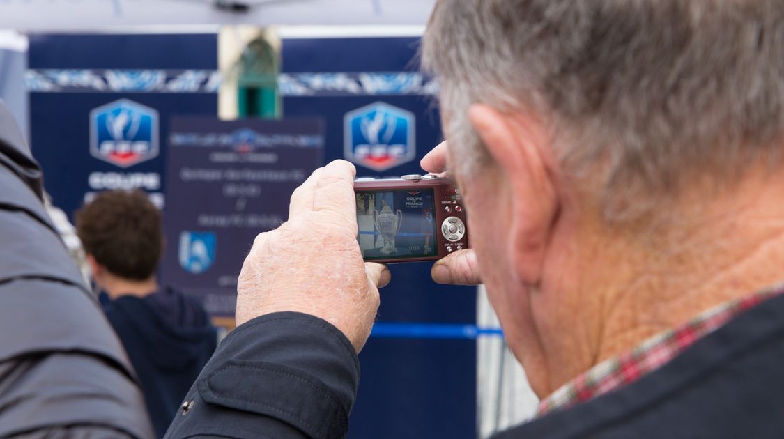 La coupe de France exposée place Saint-Corentin (16)