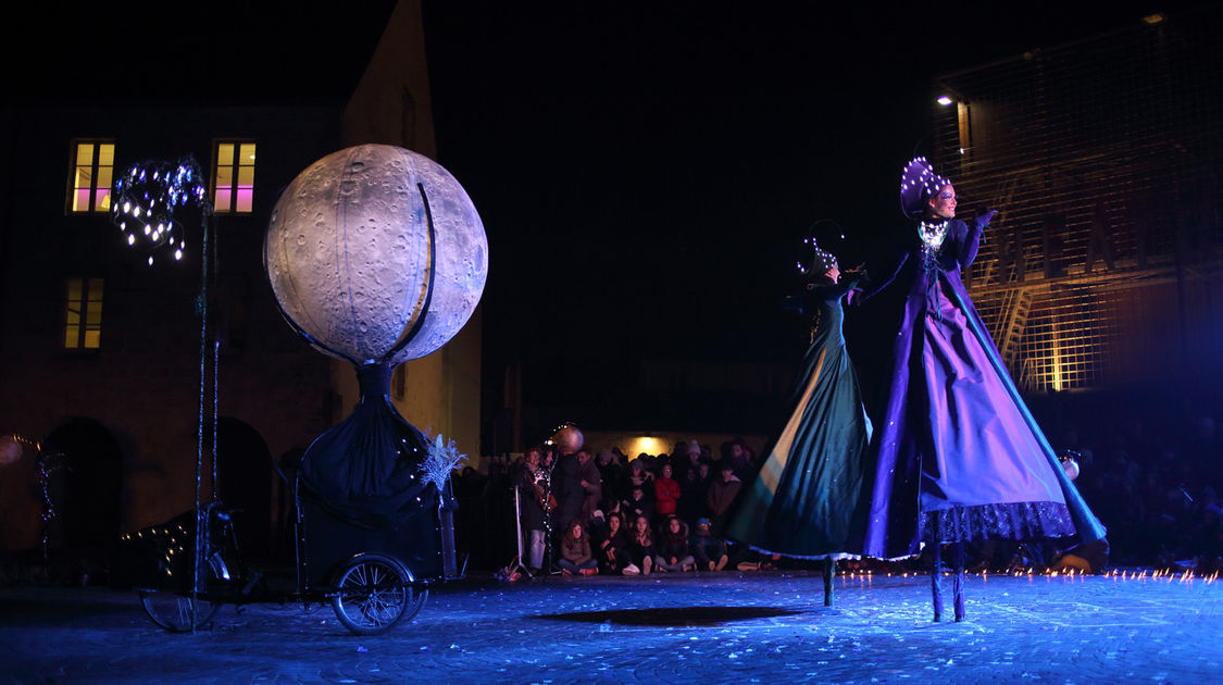 Les Allumeurs d’étoiles, spectacle onirique inspiré par le monde des étoiles, mêle musiques, textes poétiques, jeux de comédiennes, chants lyriques, chorégraphies sur échasses, jeux de lumières et pyrotechnies. Les Échappées de Noël, le 27 décembre 2016.