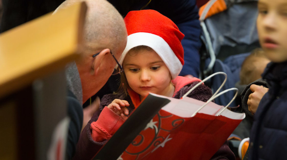 Remise des prix du concours de dessins de Noël (11)