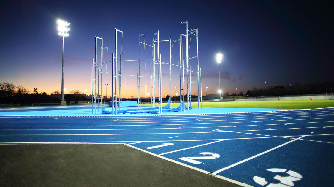 Tests d'éclairage sur la piste d'athlétisme de le Cité sportive de Penvillers